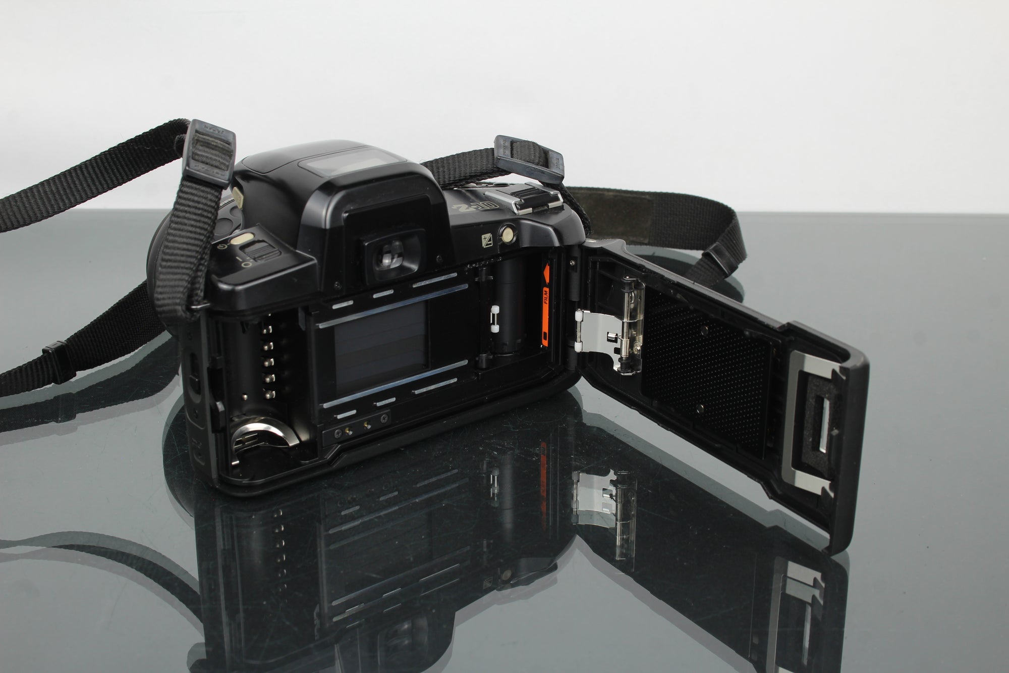 Pentax Z-10 + obiettivo 1:4-5.6 35-80mm
