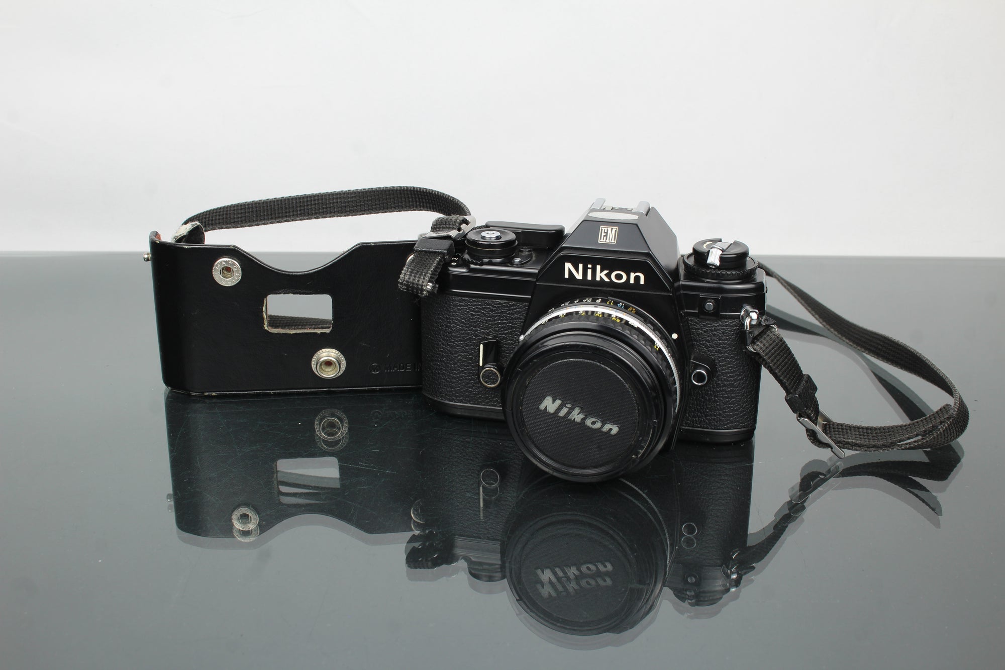 Nikon EM + obiettivo 50mm 1:1.8 Series E