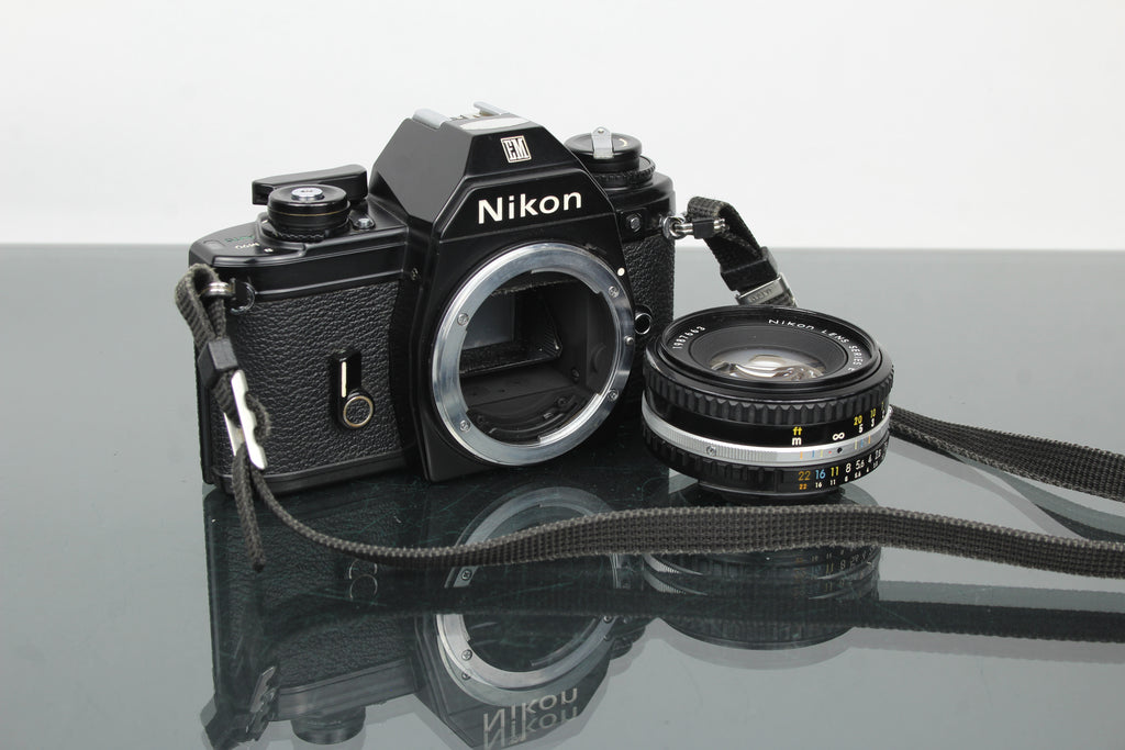 Nikon EM + obiettivo 50mm 1:1.8 Series E