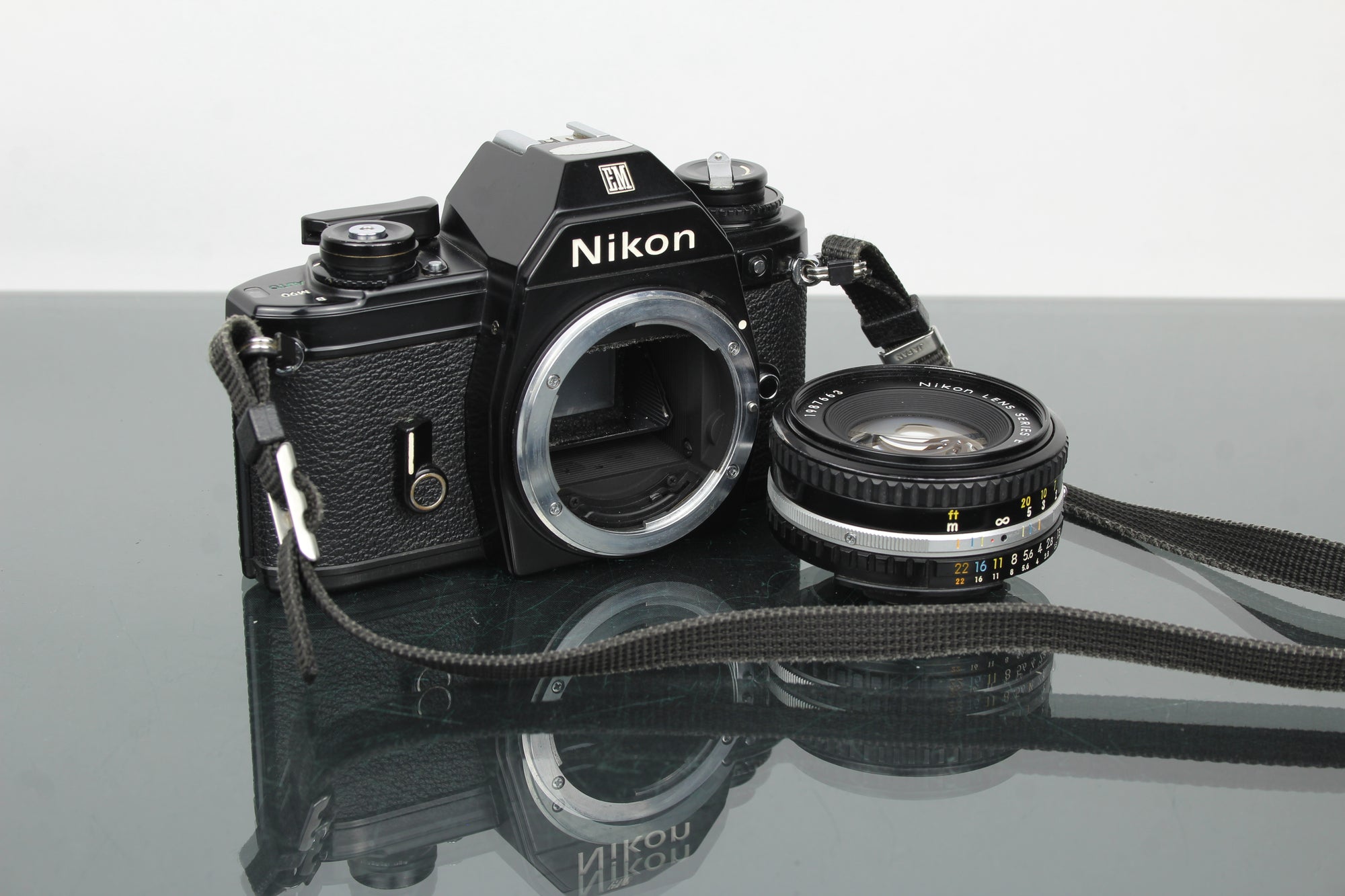 Nikon EM + obiettivo 50mm 1:1.8 Series E