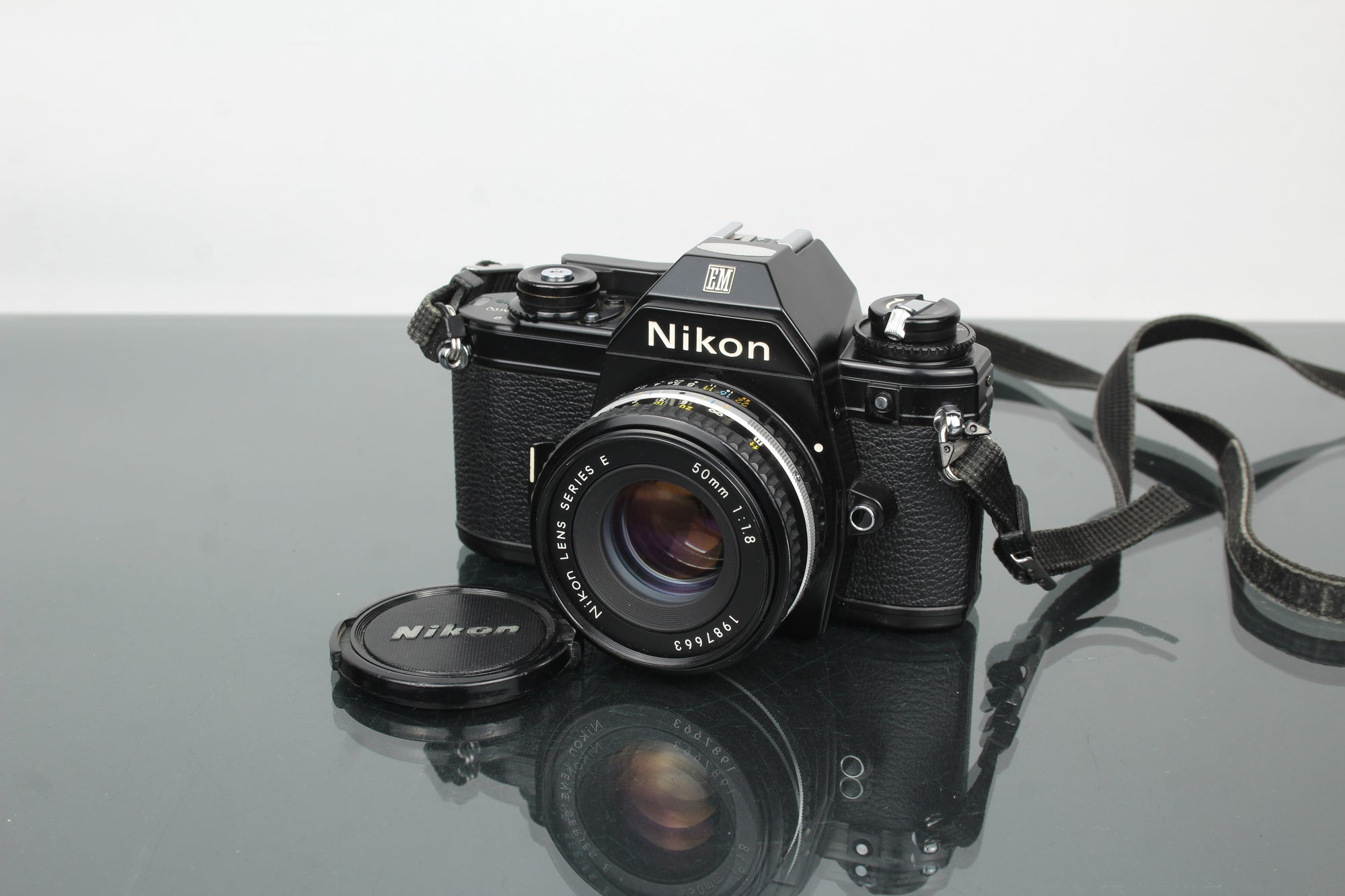 Nikon EM + obiettivo 50mm 1:1.8 Series E
