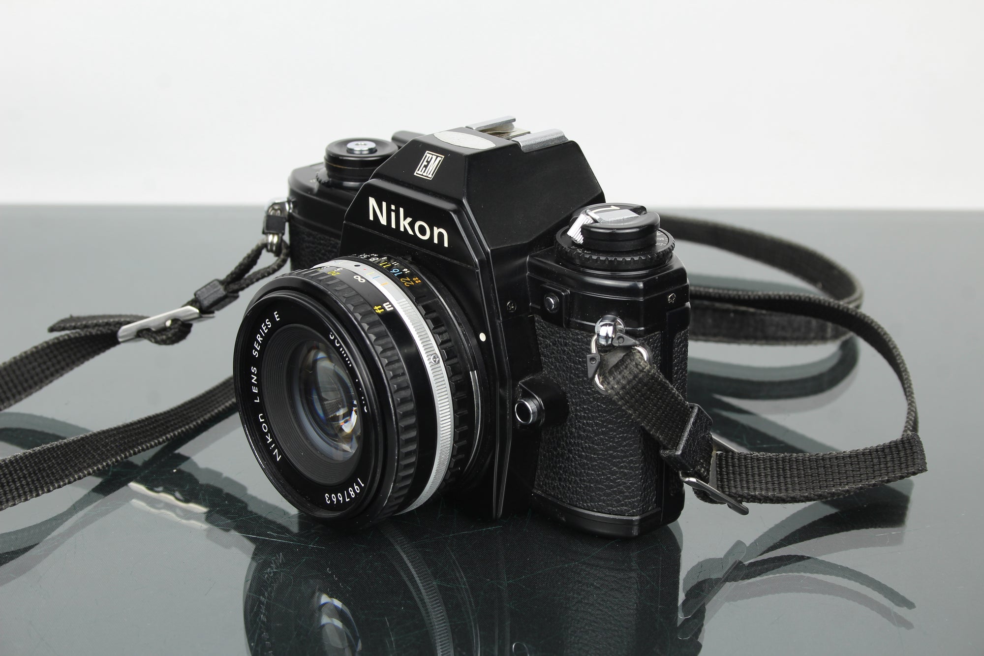 Nikon EM + obiettivo 50mm 1:1.8 Series E