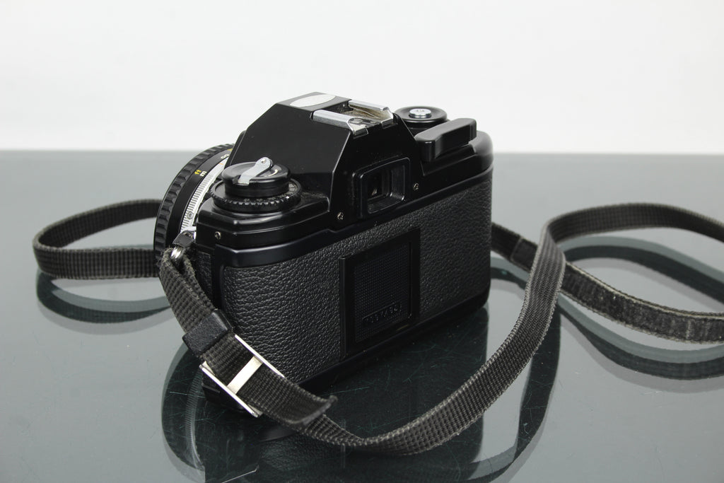Nikon EM + obiettivo 50mm 1:1.8 Series E