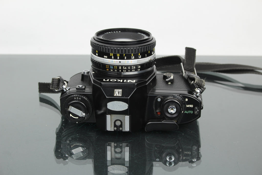 Nikon EM + obiettivo 50mm 1:1.8 Series E