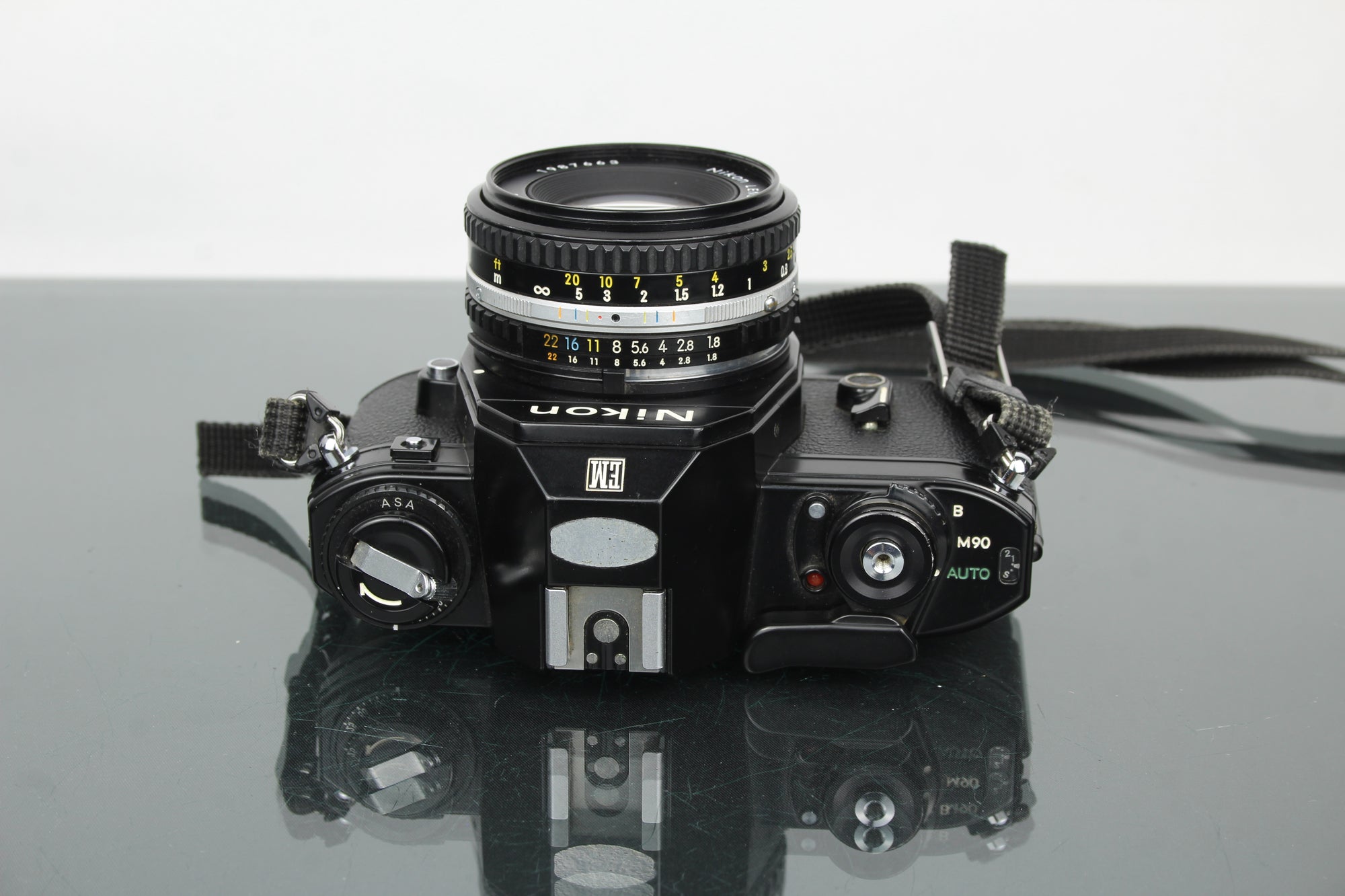 Nikon EM + obiettivo 50mm 1:1.8 Series E