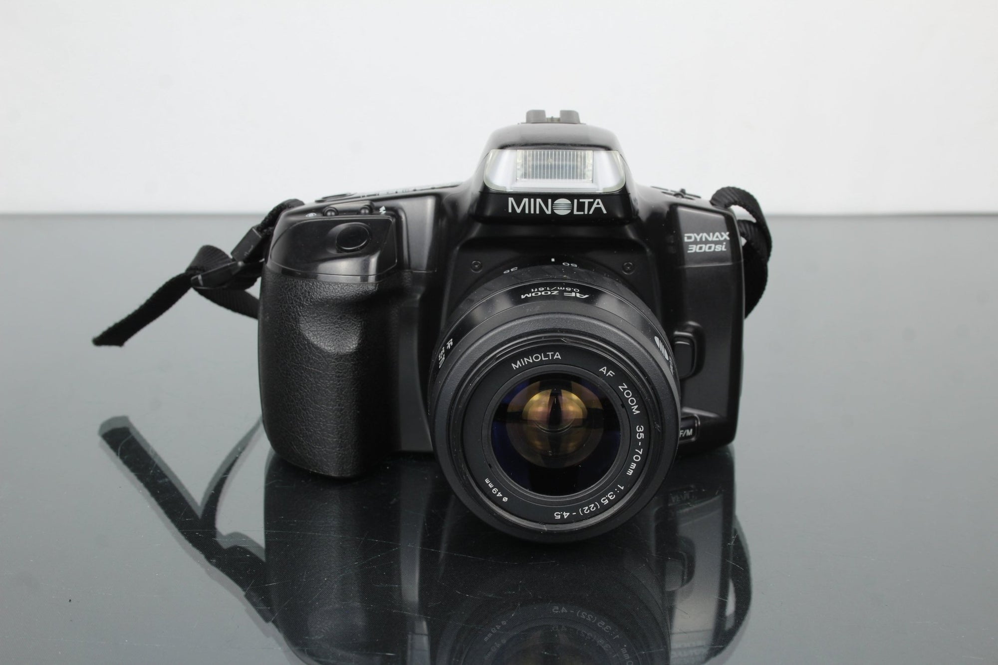 Minolta Dynax 300si + Minolta AF Zoom 35 - 70mm 1:3.5(22) - 4.5 - Dutch|Thrift