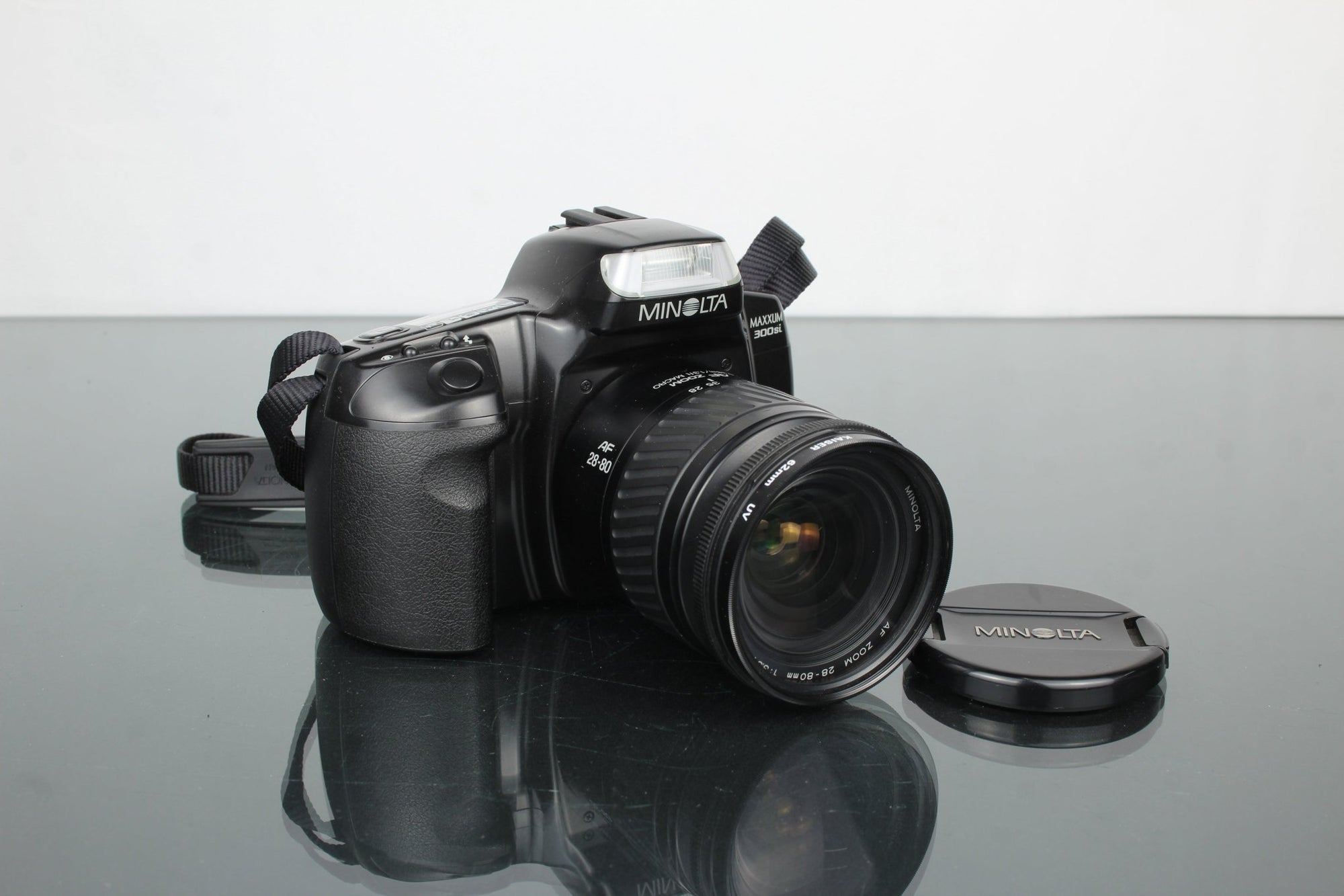 Minolta Maxxum 300si + Minolta AF Zoom 28 - 80mm - Dutch|Thrift