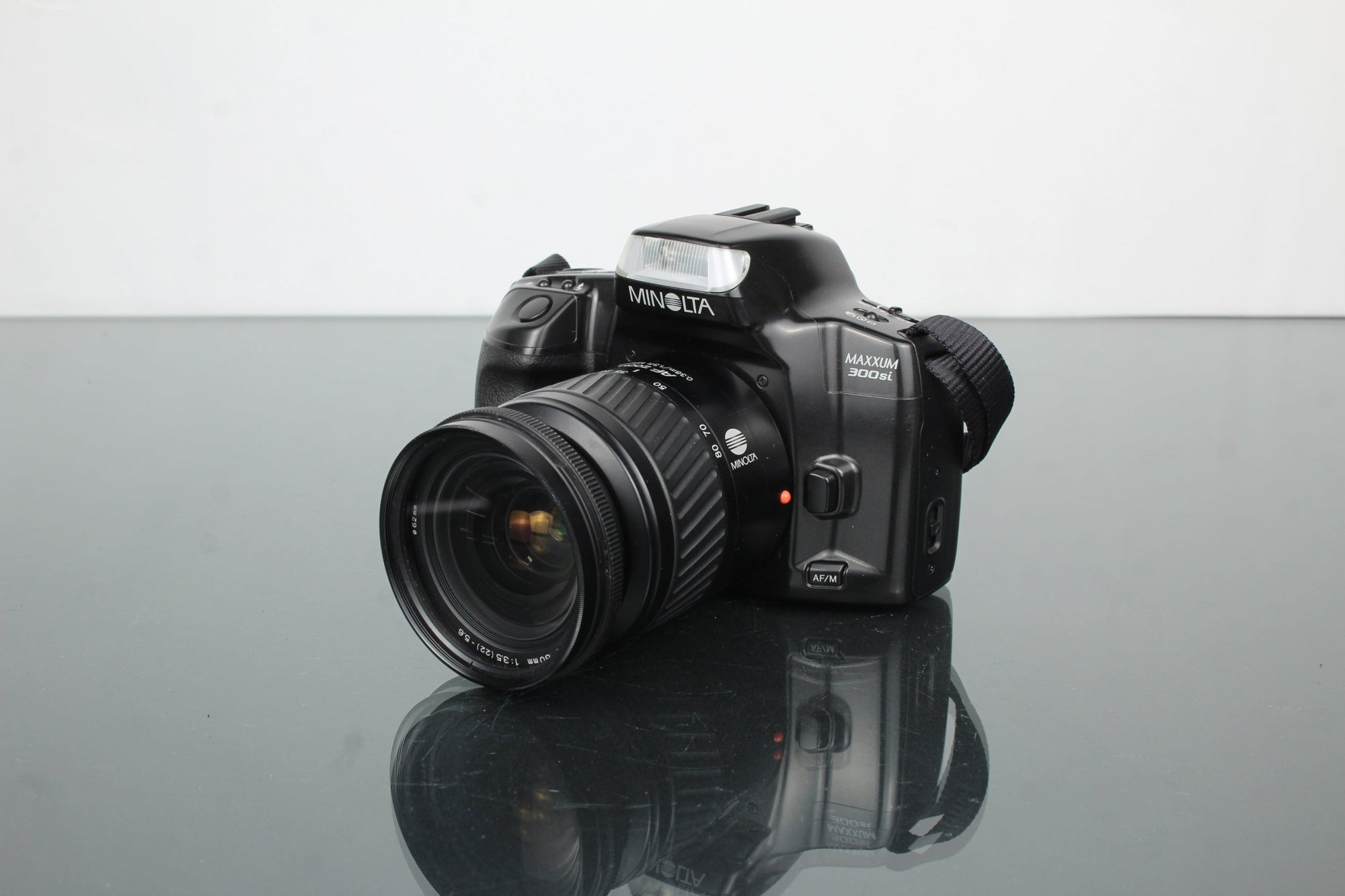Minolta Maxxum 300si + Minolta AF Zoom 28 - 80mm - Dutch|Thrift
