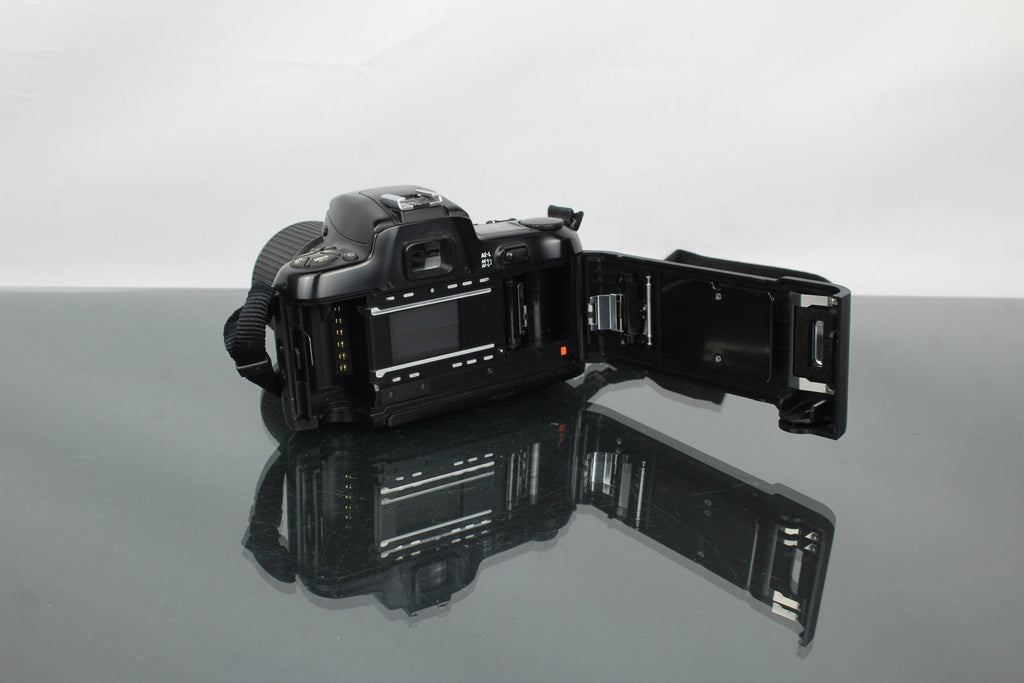 Nikon F - 601 AF + RMC Tokina 35 - 105mm 3.5 - 4.3 lens - Dutch|Thrift