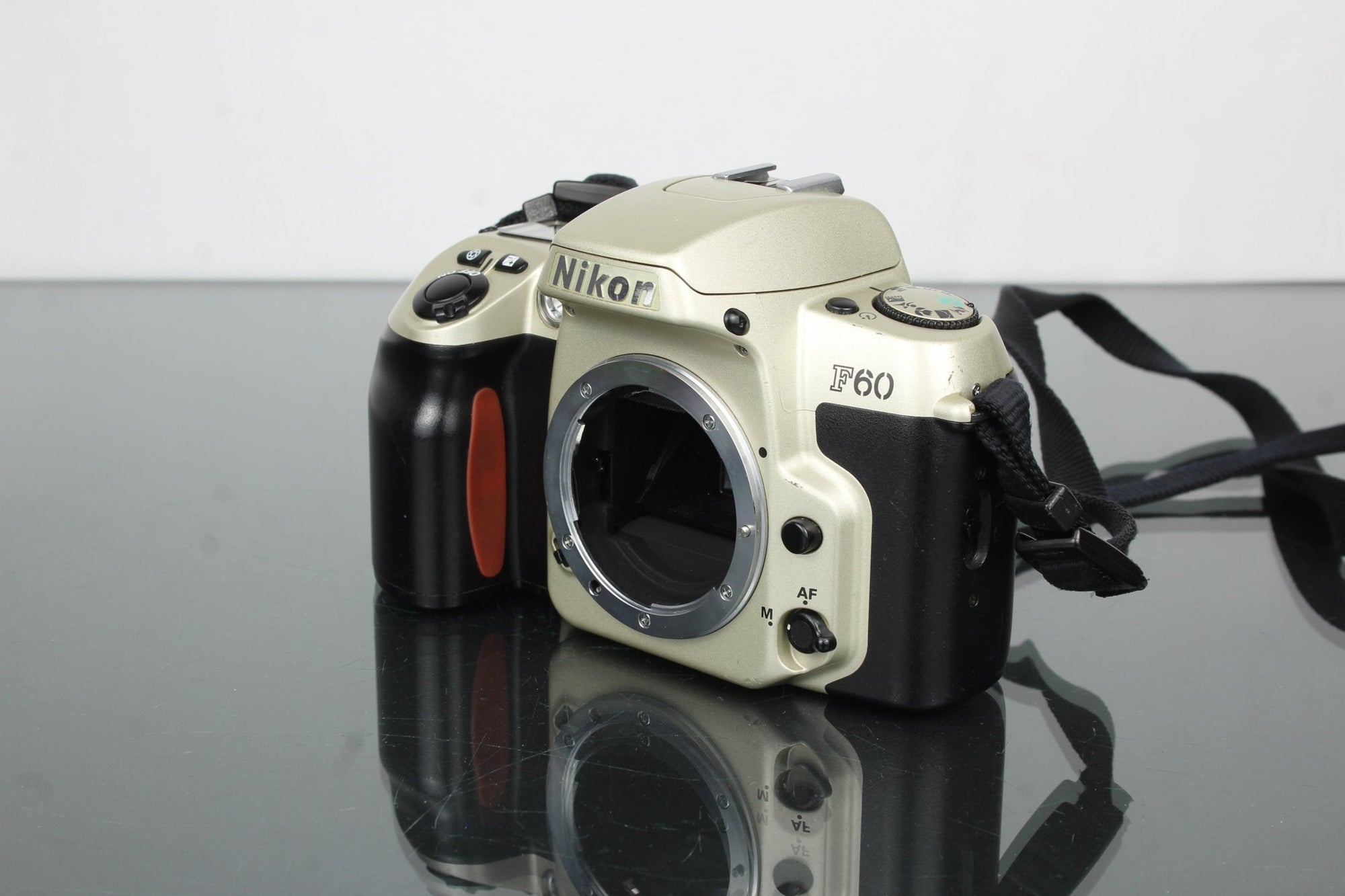 Nikon F60 - Dutch|Thrift