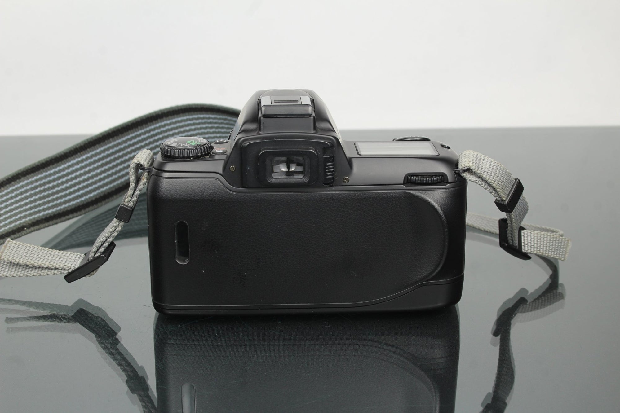 Nikon F65 + Nikon AF Nikkor 28 - 80mm 1:3.3 - 5.6G - Dutch|Thrift