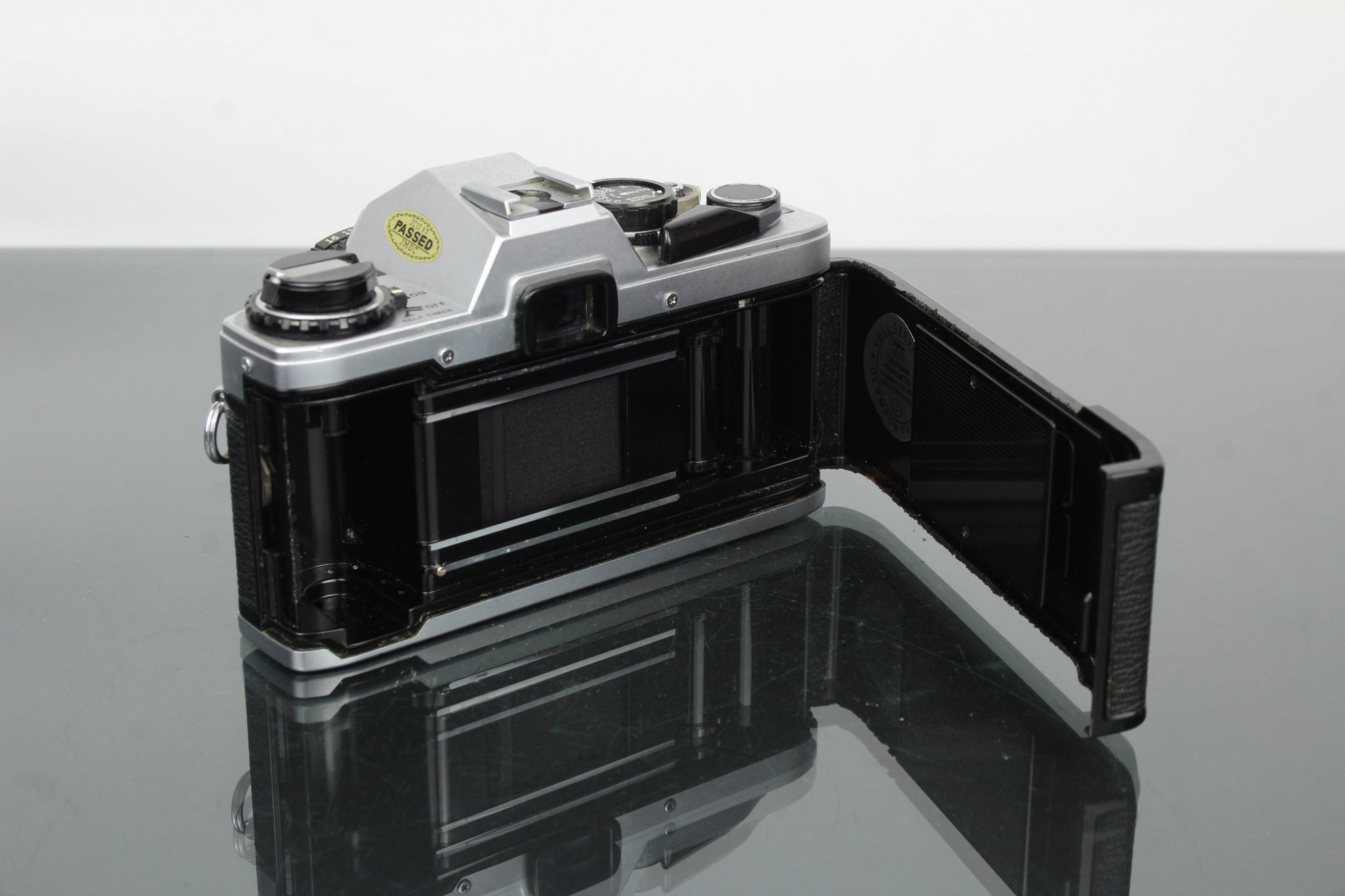 Olympus OM10 + Olympus 1:1.8 50mm lens - Dutch|Thrift