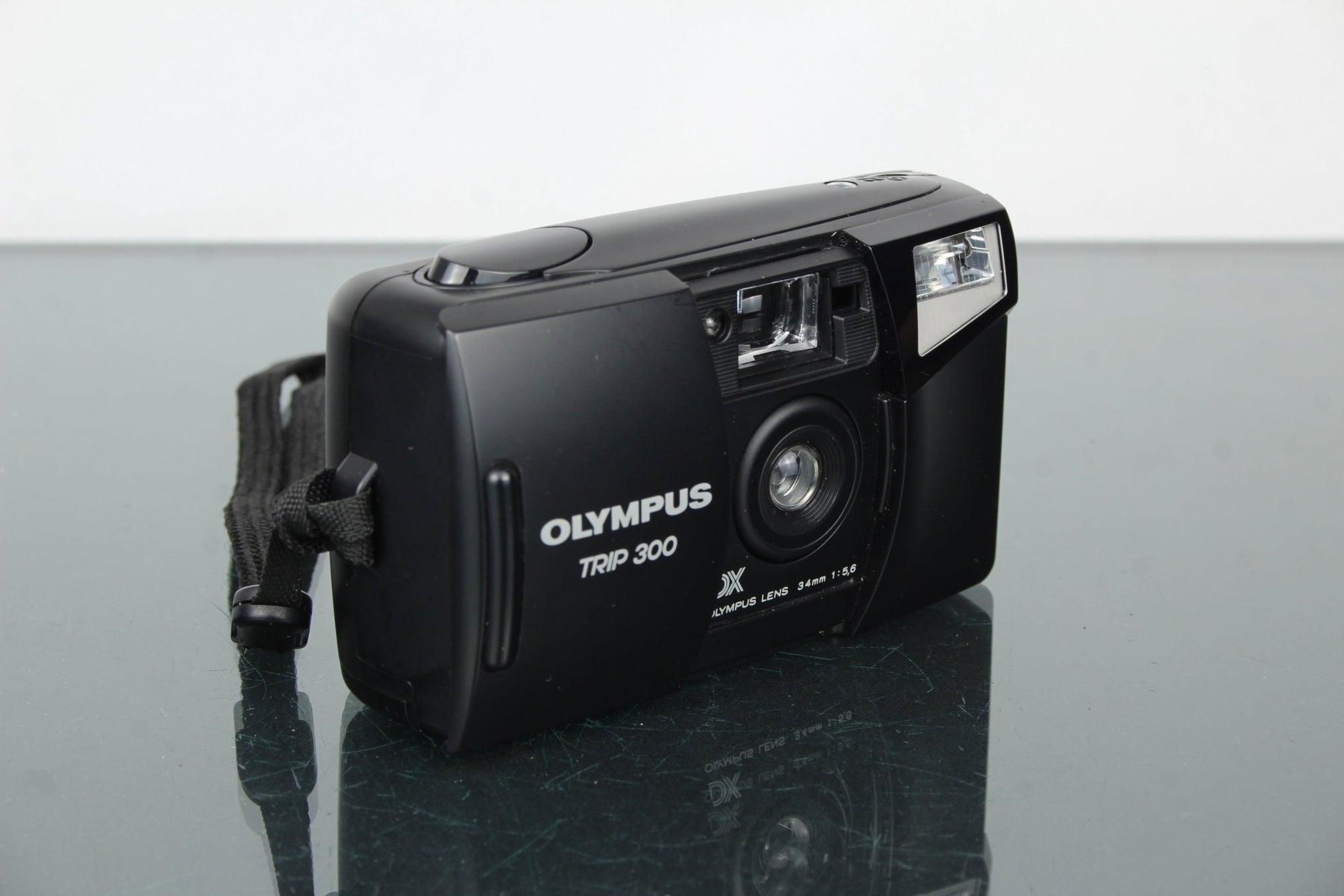 Olympus Trip 300 - Dutch|Thrift