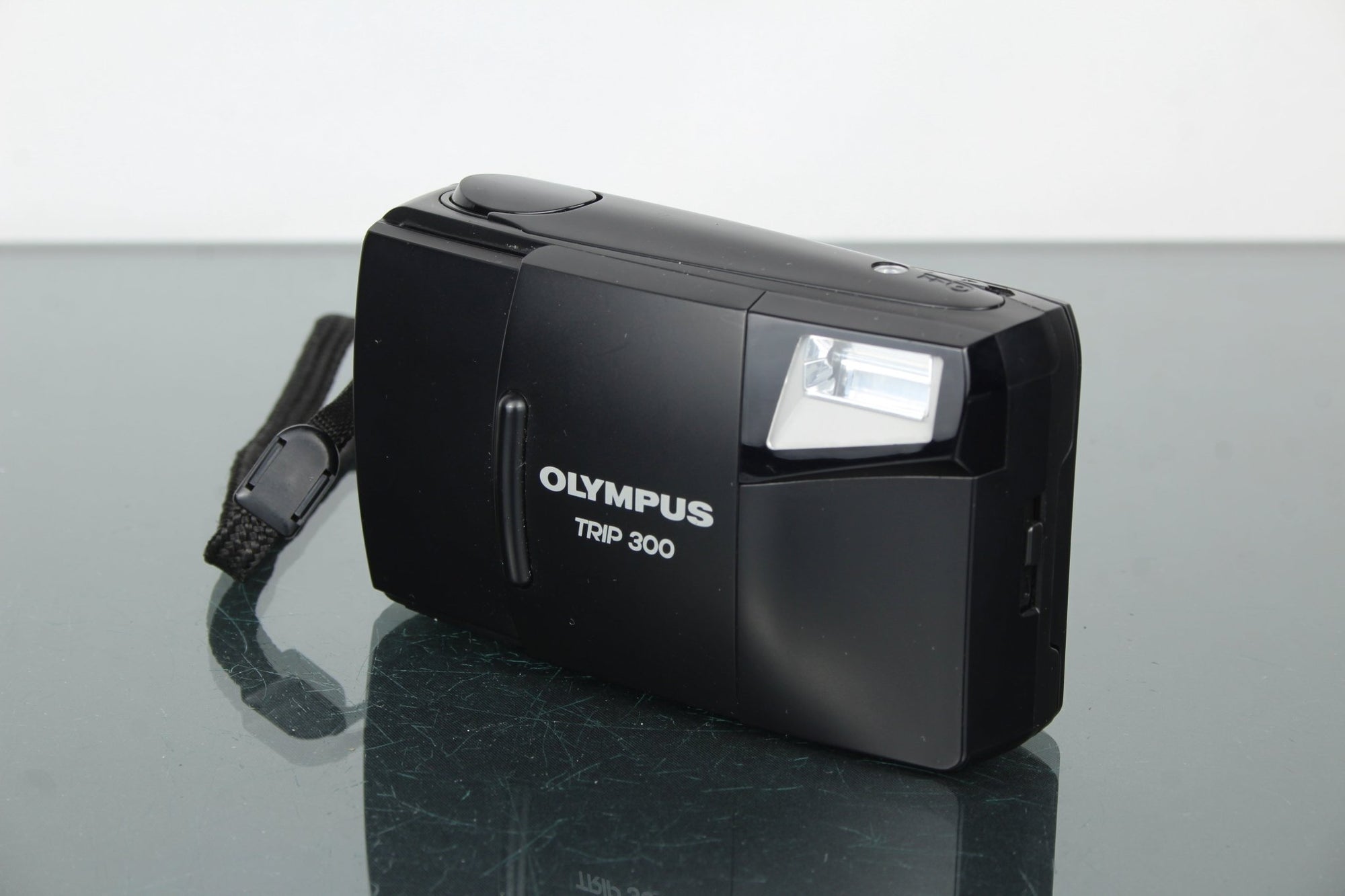 Olympus Trip 300 - Dutch|Thrift